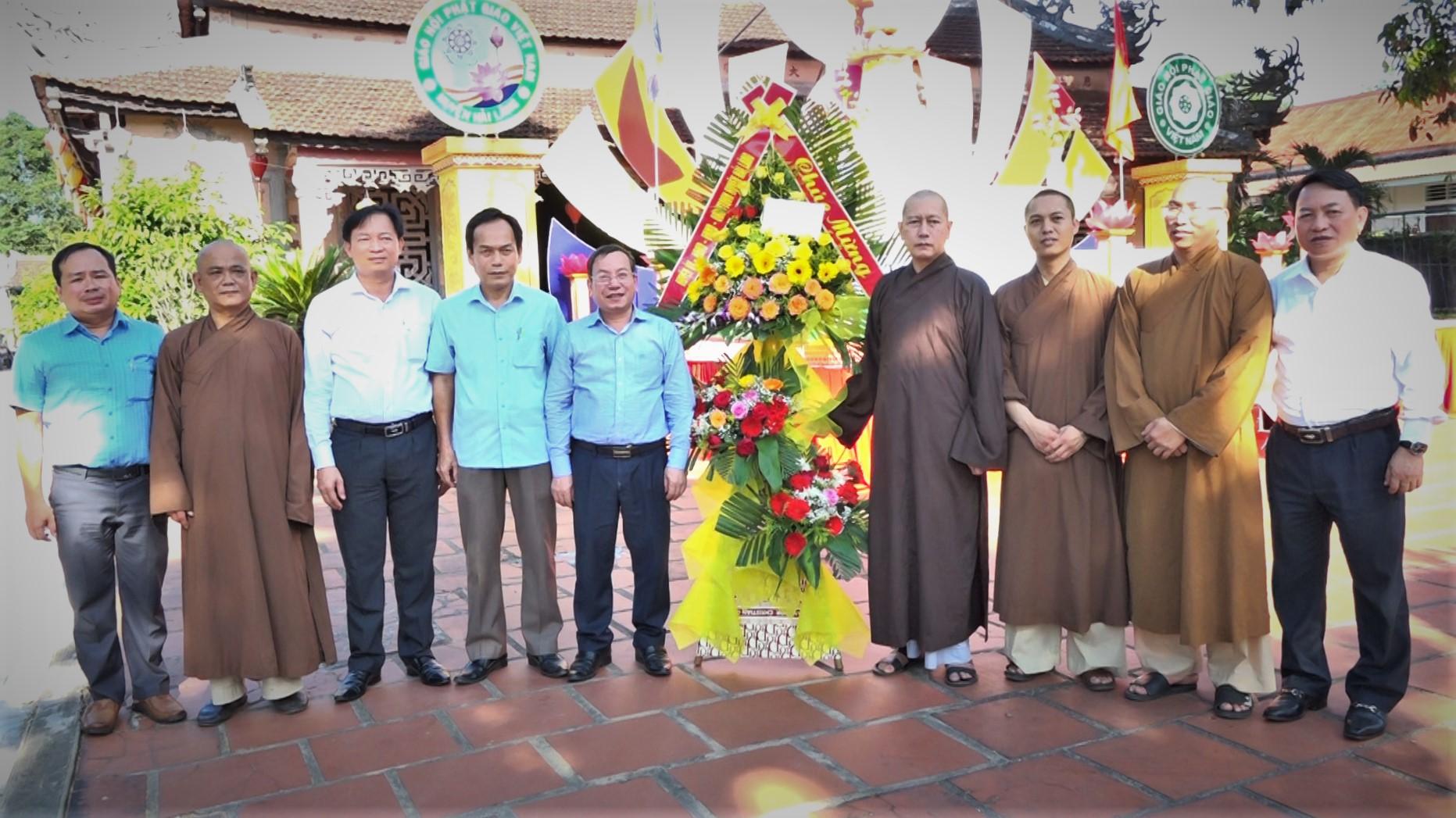 Lãnh đạo huyện Hải Lăng thăm, chúc mừng Lễ Phật đản năm 2023